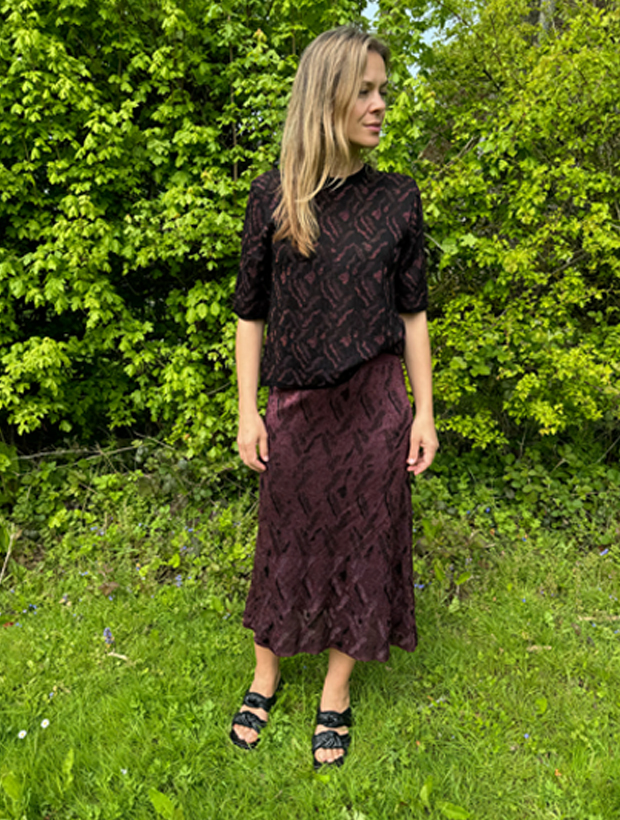 >Aria Viscose Jacquard Skirt Burgundy